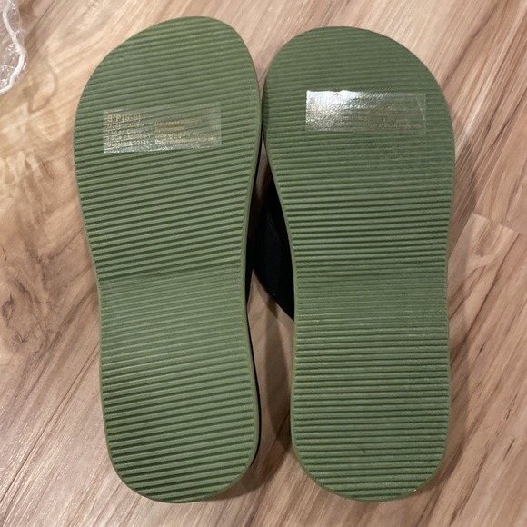 BNIB Mickey Mouse Flipflops 5/6 - Picture 3 of 8